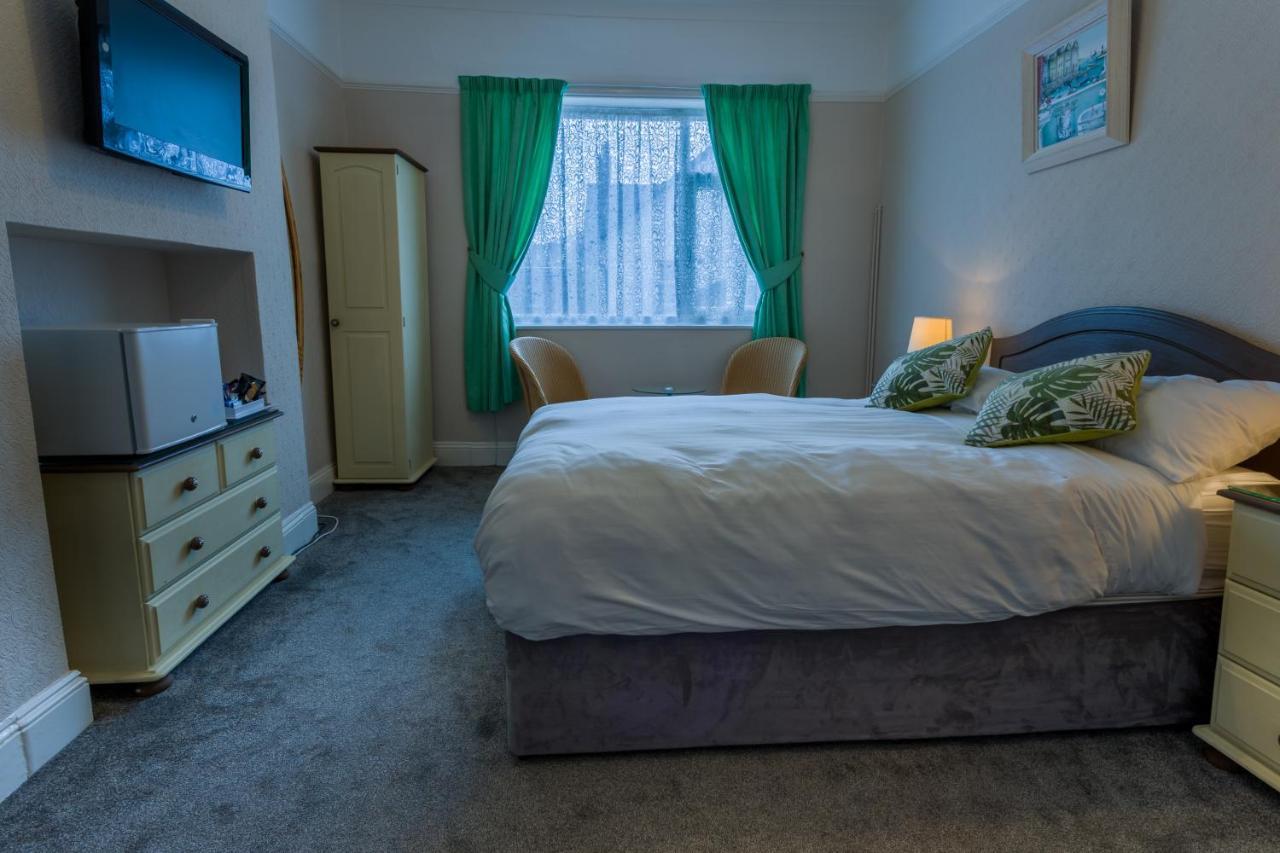 Relax At Rosscourt Guest House-Free On Site Parking (Adults Only) Bournemouth Bagian luar foto